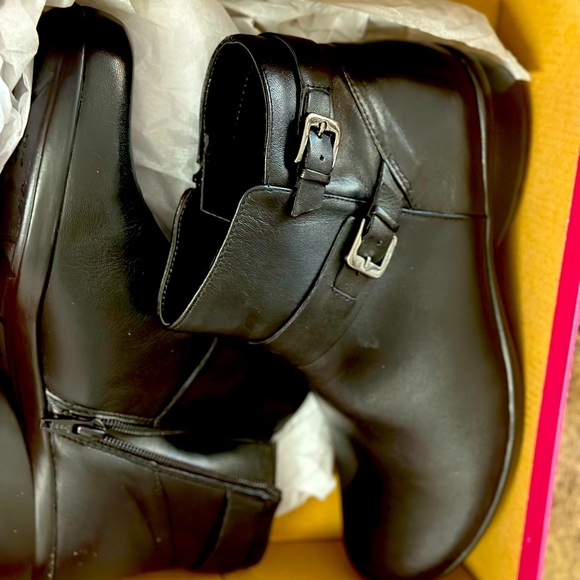 Naturalizer Shoes - Picture 1 of 4